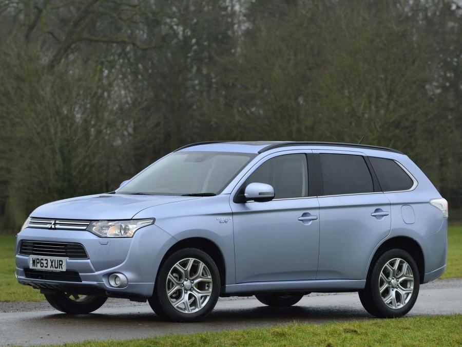  Mitsubishi Outlander PHEV 2014 года  (UK) (фото 4 из 19)